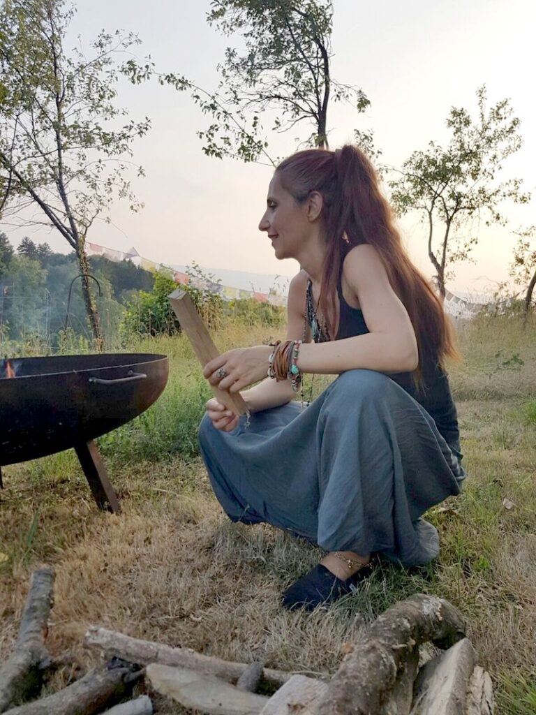 Bild Marisa am Feuer